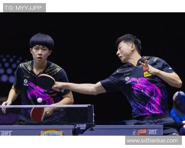 街头足球高手模仿球星技巧挑战赛让年轻人热血沸腾