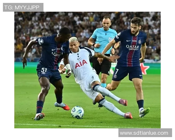 足球明星夺冠瞬间定格精彩时刻展现体育精神与荣耀